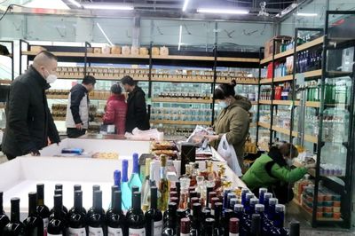 強(qiáng)信心 起好步 開新局|巴克圖中哈邊民互市絲路文化商品城恢復(fù)營業(yè) 商品貿(mào)易迎春來